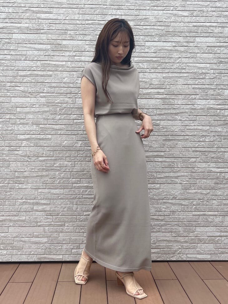 ベージュ系のサンダル、ベージュ系のスカート、ベージュ系のニット/セーターを着用したレディースの夏コーディネートの8枚目の写真