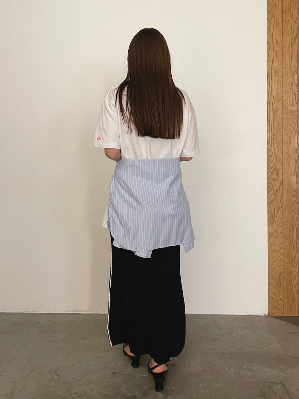 ホワイト系のTシャツ/カットソー、ブルー系のシャツ/ブラウス、ブラック系のサンダルを着用したレディースの冬コーディネートの6枚目の写真