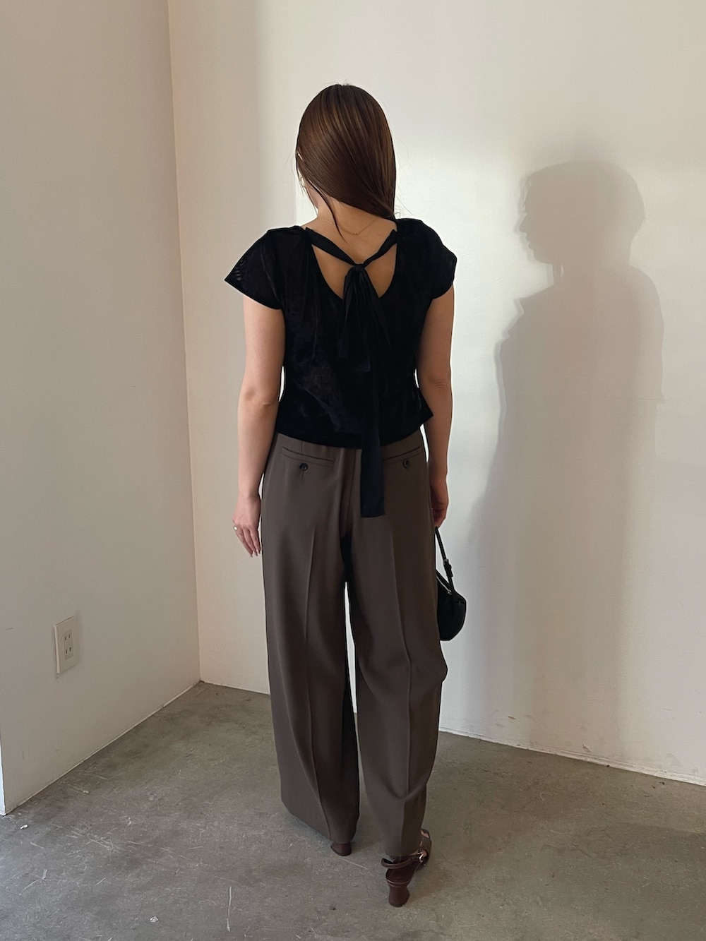 ブラウン系のその他パンツ、ブラック系のTシャツ/カットソーを着用したレディースの夏コーディネートの3枚目の写真