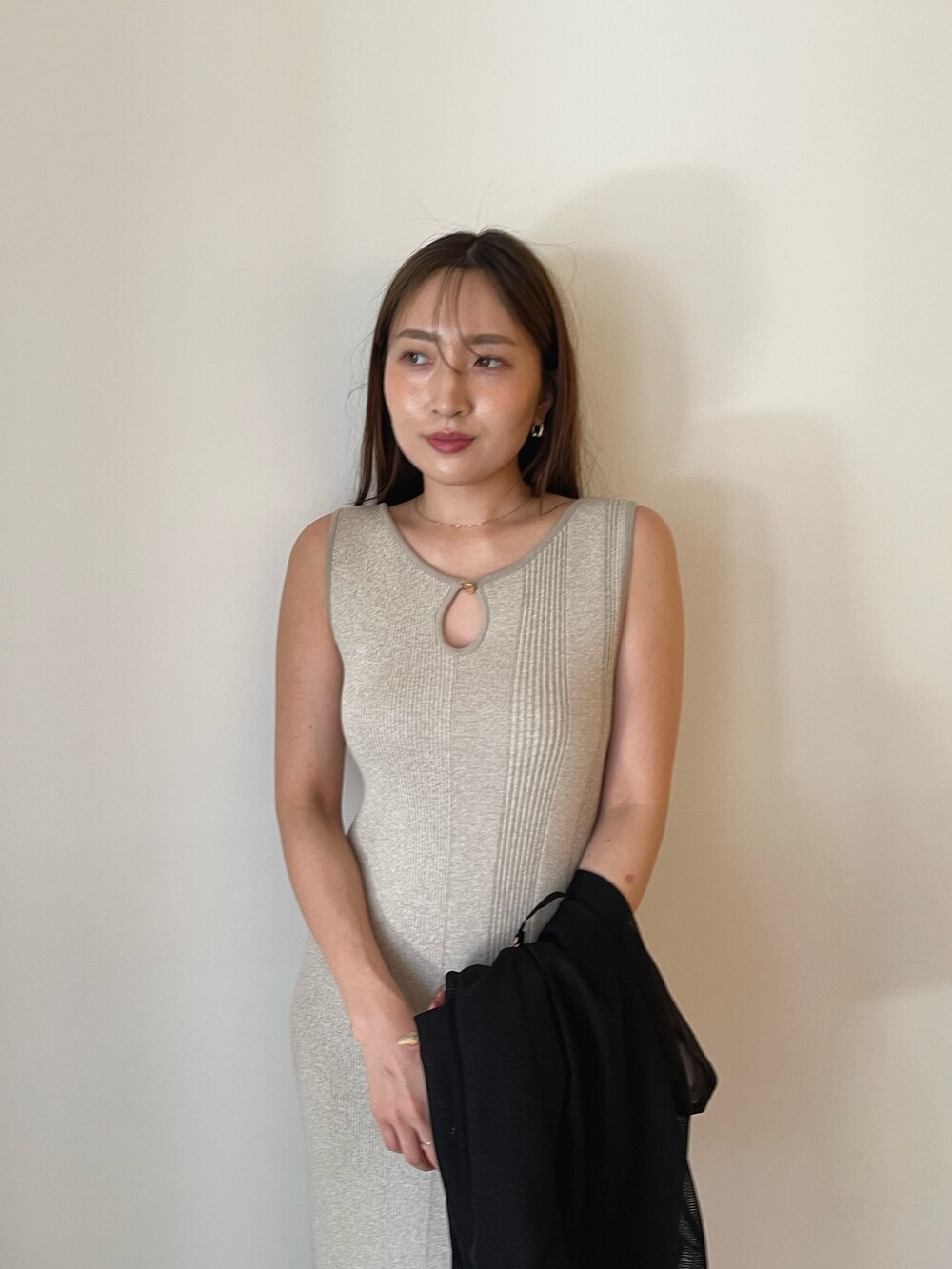 ベージュ系のワンピース、ブラック系のテーラードジャケット、ベージュ系のパンプスを着用したレディースの夏コーディネートの10枚目の写真