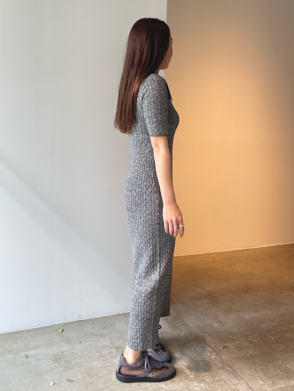 グレー系のスニーカー、ブラック系のワンピースを着用したレディースの春コーディネートの4枚目の写真