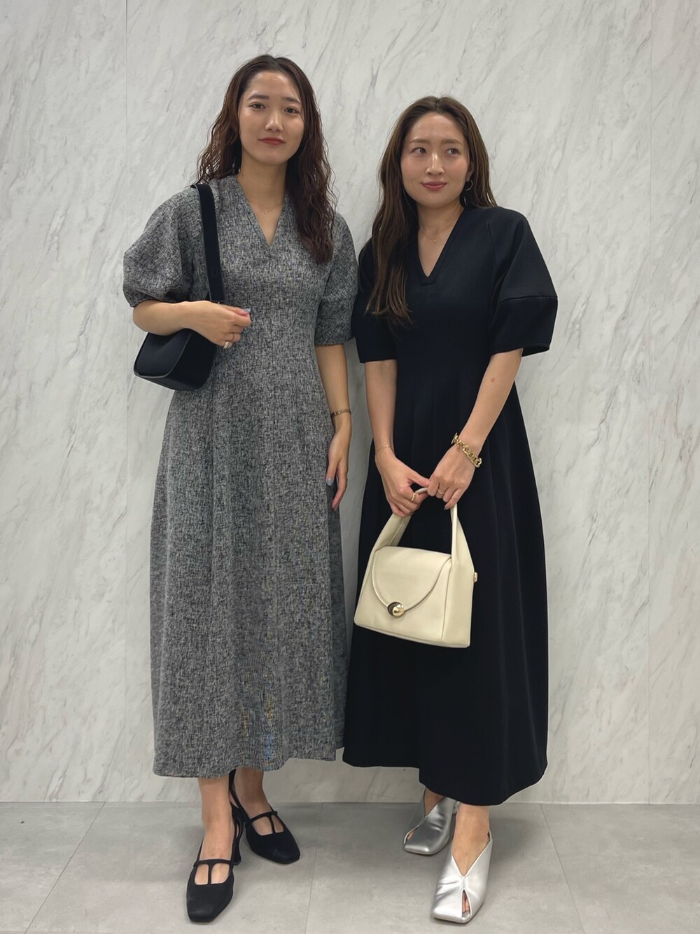 シルバー系のパンプス、ホワイト系のハンドバッグ、ブラック系のパンプスを着用したレディースの冬コーディネートの2枚目の写真