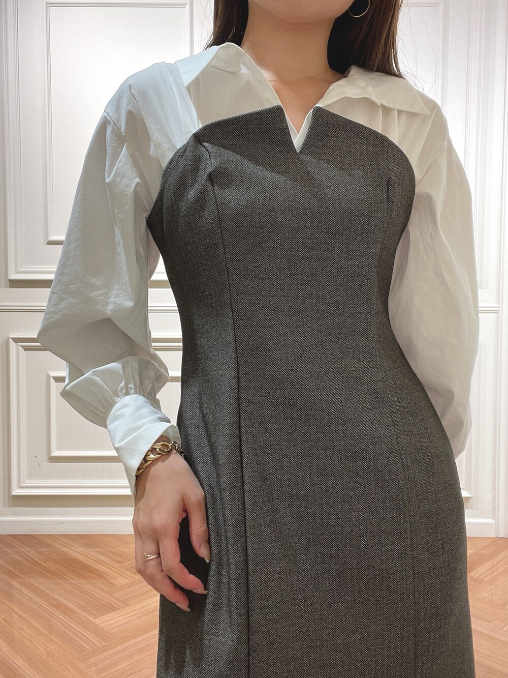 ブラウン系のワンピースを着用したレディースの秋コーディネートの7枚目の写真