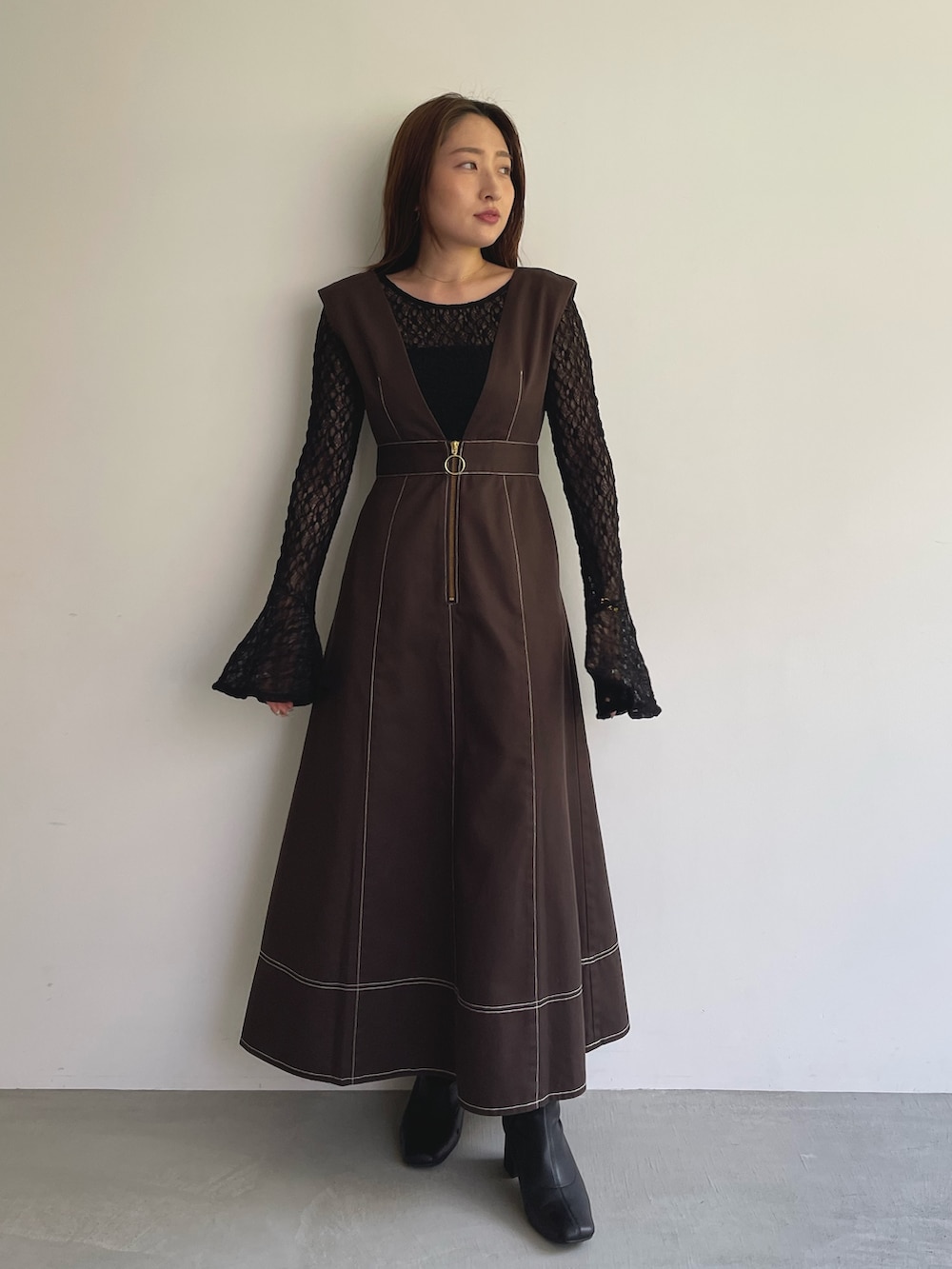 ブラック系のシャツ/ブラウス、ブラウン系のジャンパースカートを着用したレディースの夏コーディネートの2枚目の写真