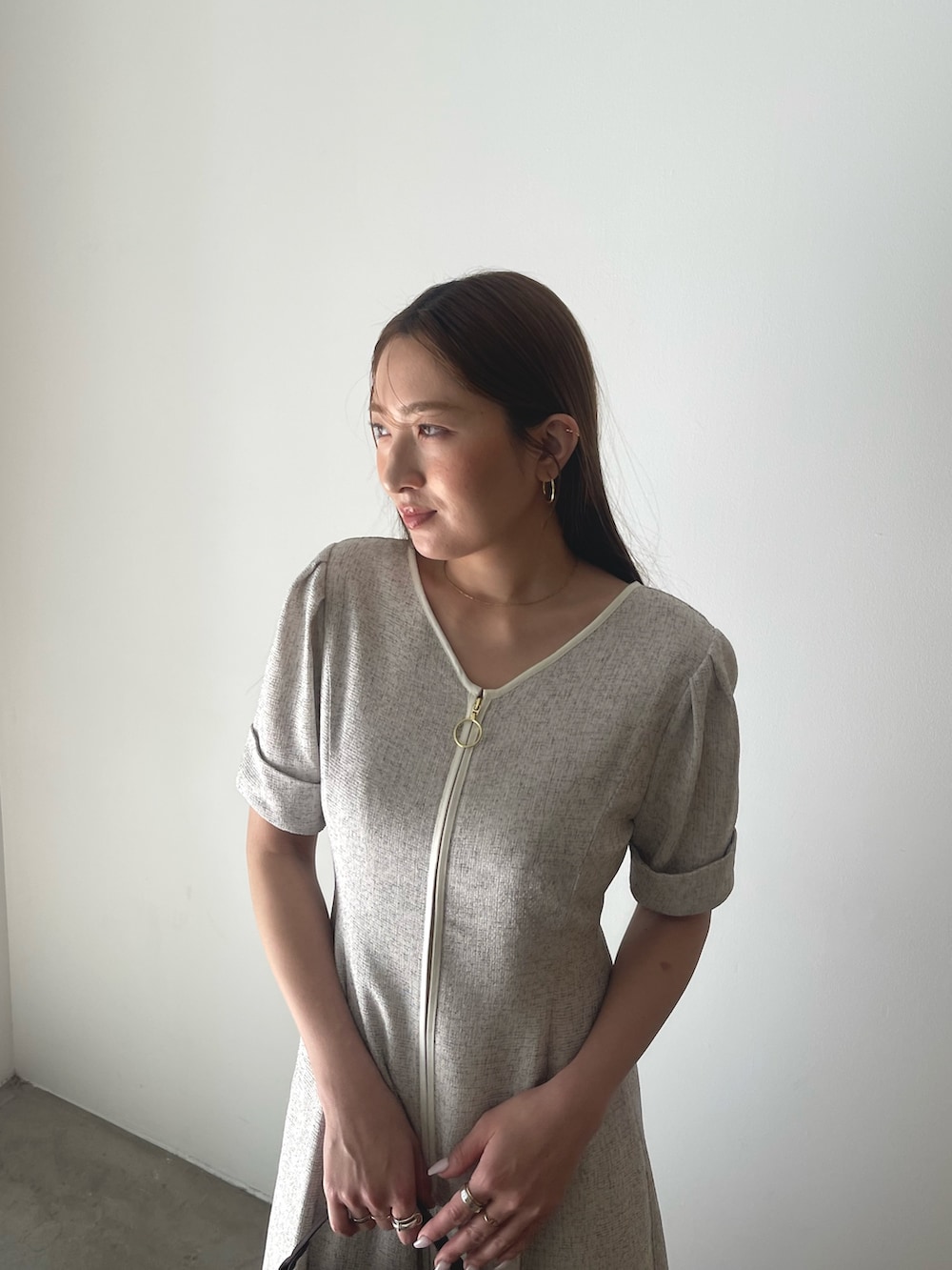 ブラウン系のハンドバッグ、ホワイト系のワンピースを着用したレディースの冬コーディネートの7枚目の写真