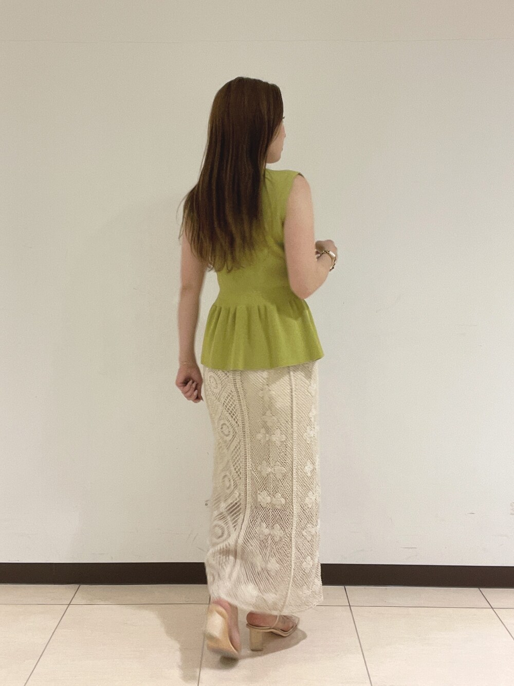 ホワイト系のスカート、グリーン系のニット/セーターを着用したレディースの夏コーディネートの9枚目の写真