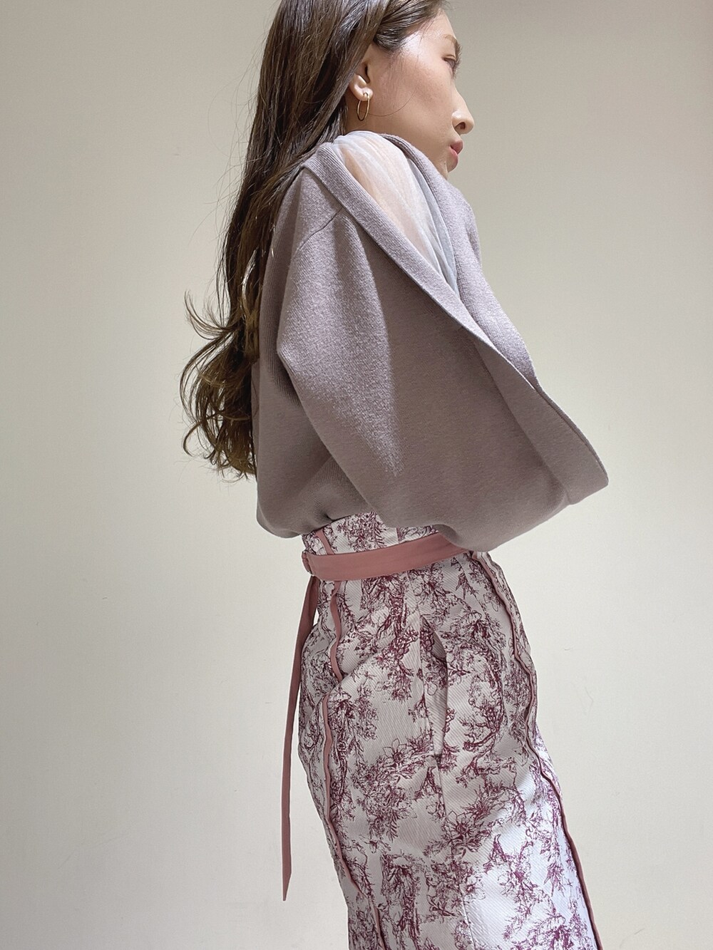 ピンク系のスカート、ブラウン系のニット/セーター、レッド系のブーツを着用したレディースの冬コーディネートの8枚目の写真