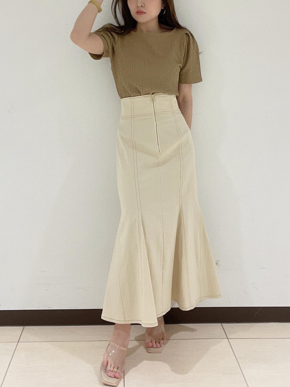 その他のサンダル、ホワイト系のスカート、ブラウン系のTシャツ/カットソーを着用したレディースの春コーディネートの3枚目の写真