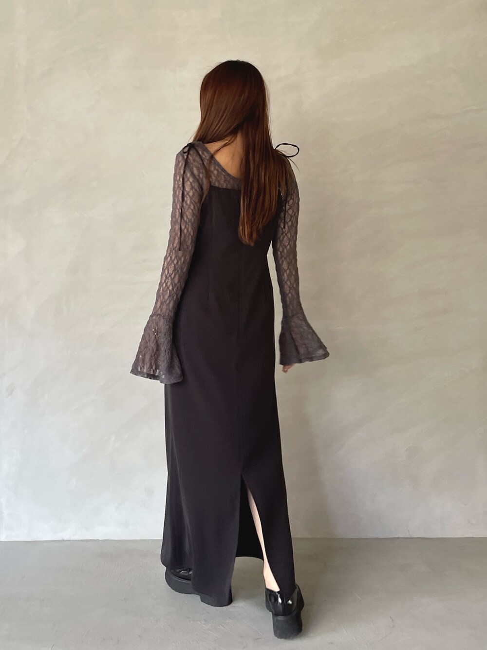 ブラック系のワンピース、グレー系のシャツ/ブラウスを着用したレディースの夏コーディネートの5枚目の写真