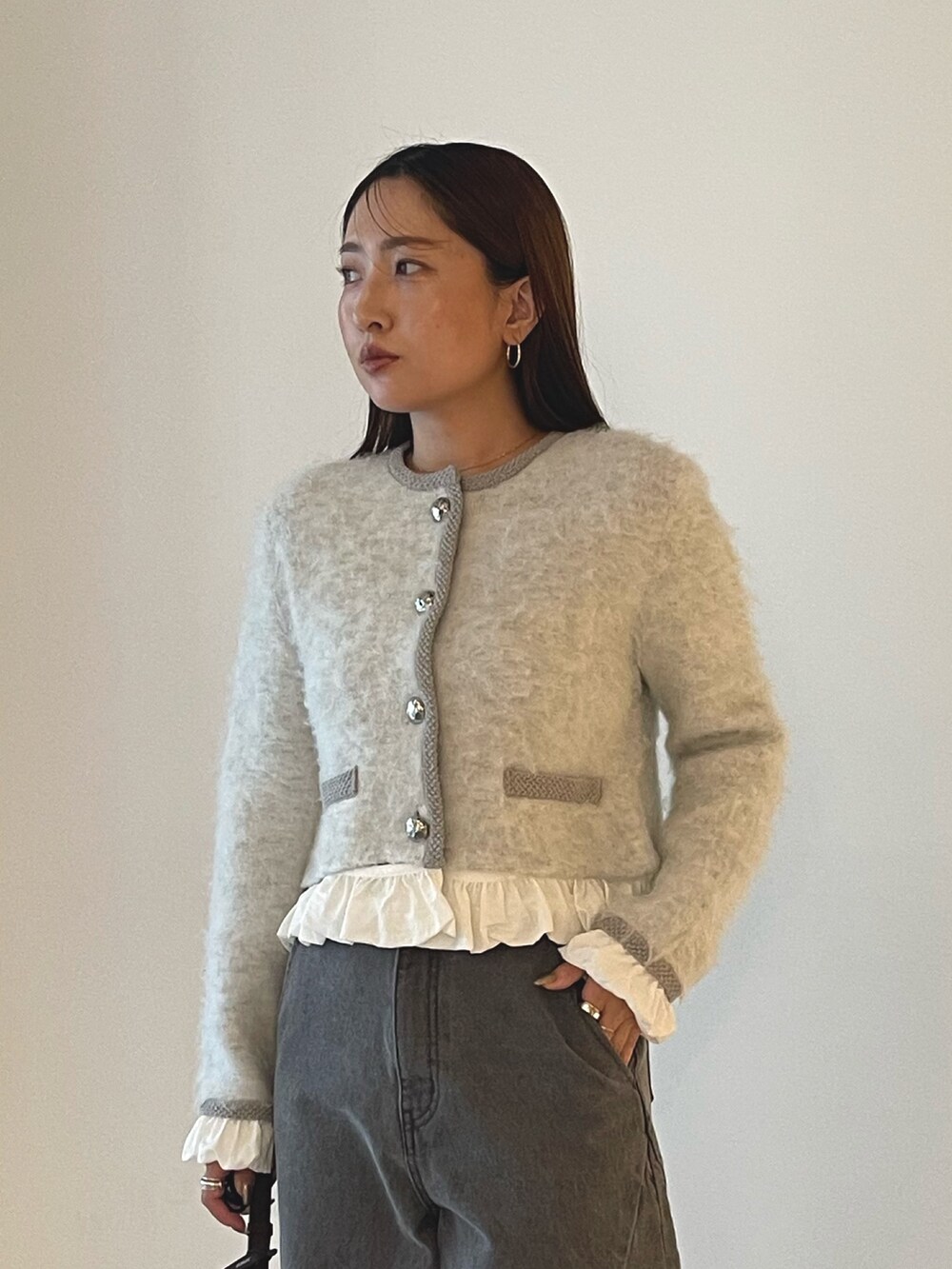 ブラウン系のハンドバッグ、グレー系のデニムパンツ、グレー系のノーカラージャケットを着用したレディースの秋コーディネートの8枚目の写真
