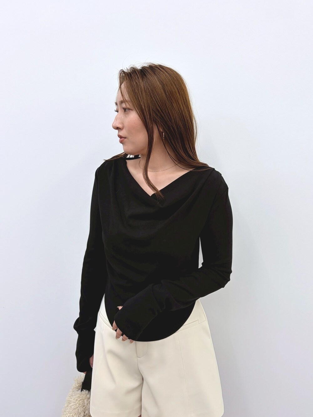 ホワイト系のその他パンツ、ブラック系のTシャツ/カットソーを着用したレディースの秋コーディネートの5枚目の写真