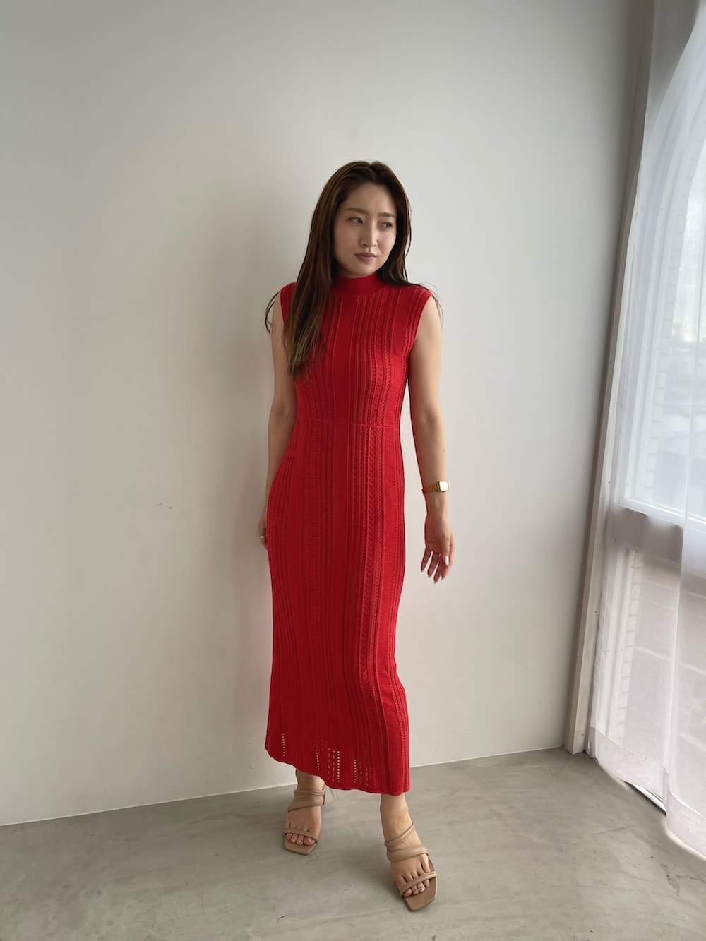 レッド系のワンピース、ベージュ系のサンダルを着用したレディースの夏コーディネートの4枚目の写真