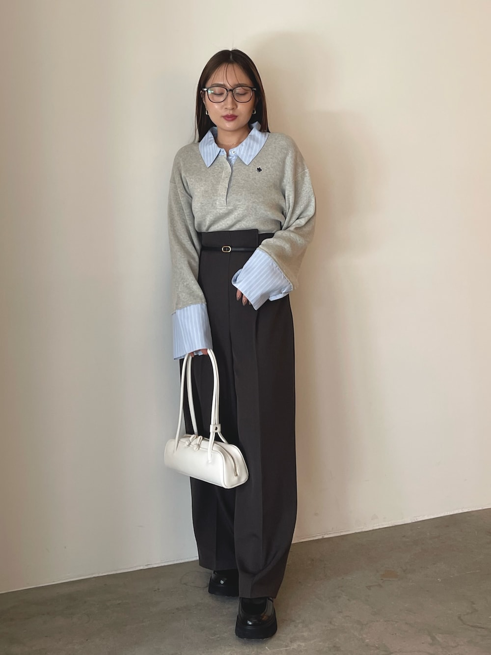 グレー系のニット/セーター、グレー系のその他パンツ、ゴールド系のピアス(両耳用)を着用したレディースの夏コーディネートの3枚目の写真