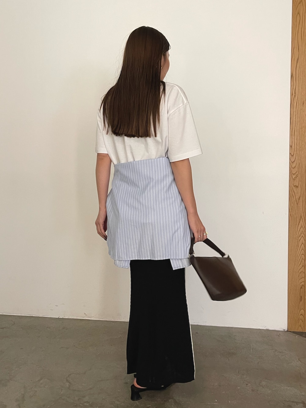 ホワイト系のTシャツ/カットソー、ブルー系のシャツ/ブラウス、ブラック系のサンダルを着用したレディースの冬コーディネートの5枚目の写真