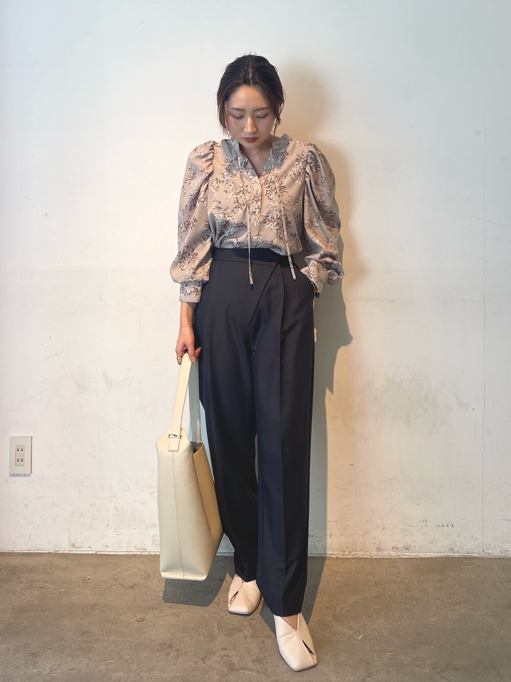 ホワイト系のショルダーバッグ、ホワイト系のパンプス、グレー系のシャツ/ブラウスを着用したレディースの冬コーディネートの5枚目の写真