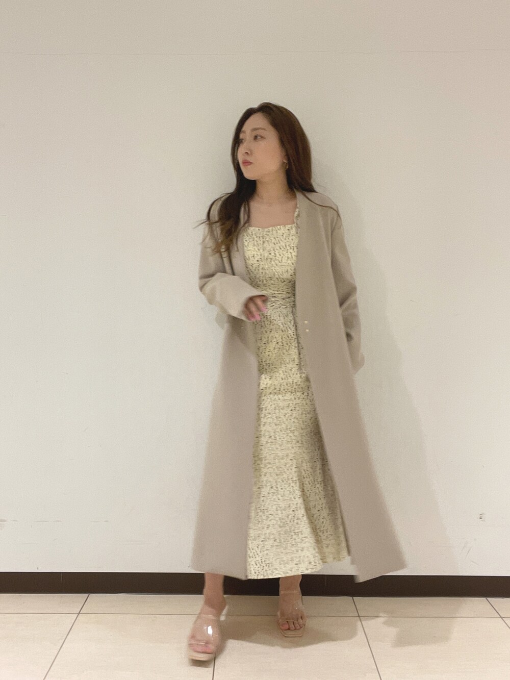 「LAGUNAMOON、ラグナムーン、オトナ女子、綺麗めカジュアル、きれいめコーディネート、ノーカラーコート、春コート、トレンチコート、ワンピース、ワンピーススタイル、柄ワンピース、デートコーデ、女子会、オトナ可愛い」｜「LAGUNAMOONのフレアヨークノーカラーコート（ノーカラーコート、ベージュ系）」を使った、MISAKI KUBOさん（レディース・157cm）の春コーディネートの2枚目の写真