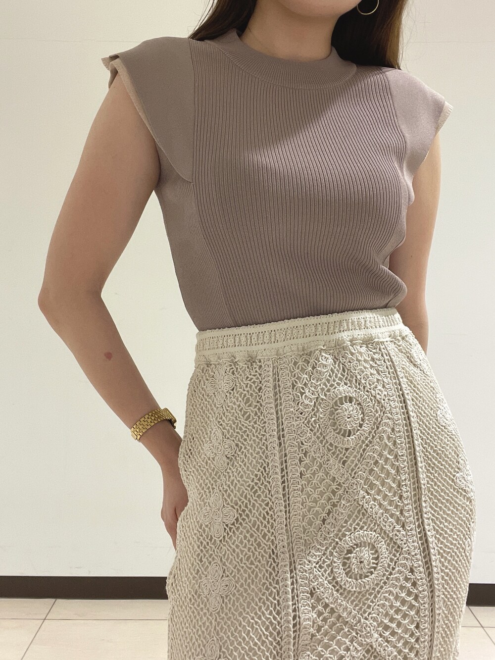 ホワイト系のスカート、ベージュ系のニット/セーターを着用したレディースの夏コーディネートの10枚目の写真