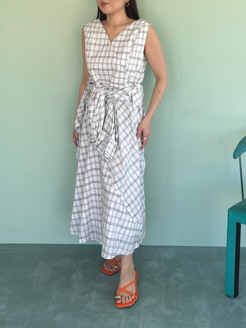 ホワイト系のワンピース、オレンジ系のサンダルを着用したレディースの春コーディネートの4枚目の写真