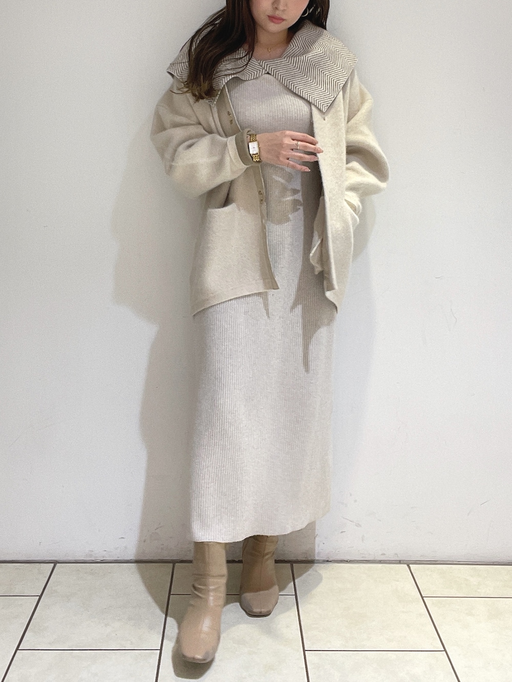 ホワイト系のワンピース、ホワイト系のカーディガン/ボレロ、ベージュ系のブーツを着用したレディースの冬コーディネートの3枚目の写真