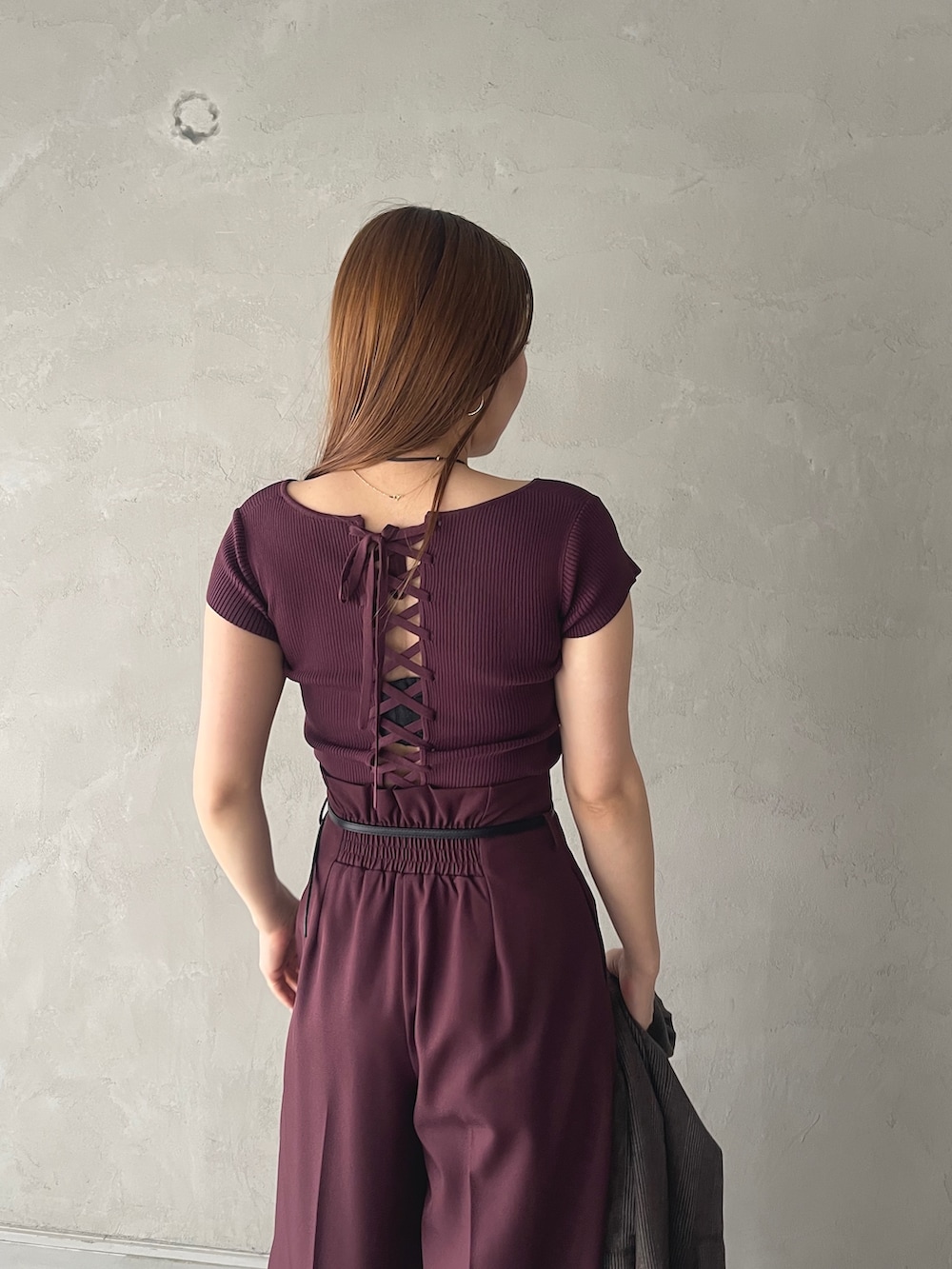 レッド系のその他パンツ、ブラウン系のテーラードジャケット、レッド系のTシャツ/カットソーを着用したレディースの夏コーディネートの8枚目の写真