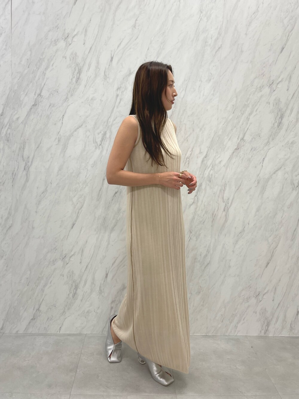 シルバー系のパンプス、ホワイト系のワンピースを着用したレディースの春コーディネートの3枚目の写真