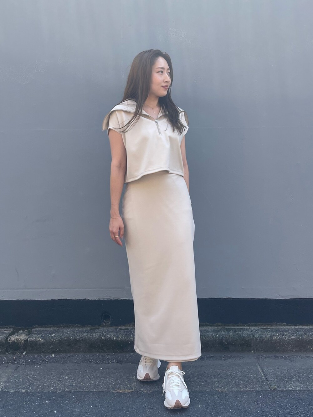 ホワイト系のTシャツ/カットソー、ホワイト系のスカートを着用したレディースの夏コーディネートの2枚目の写真