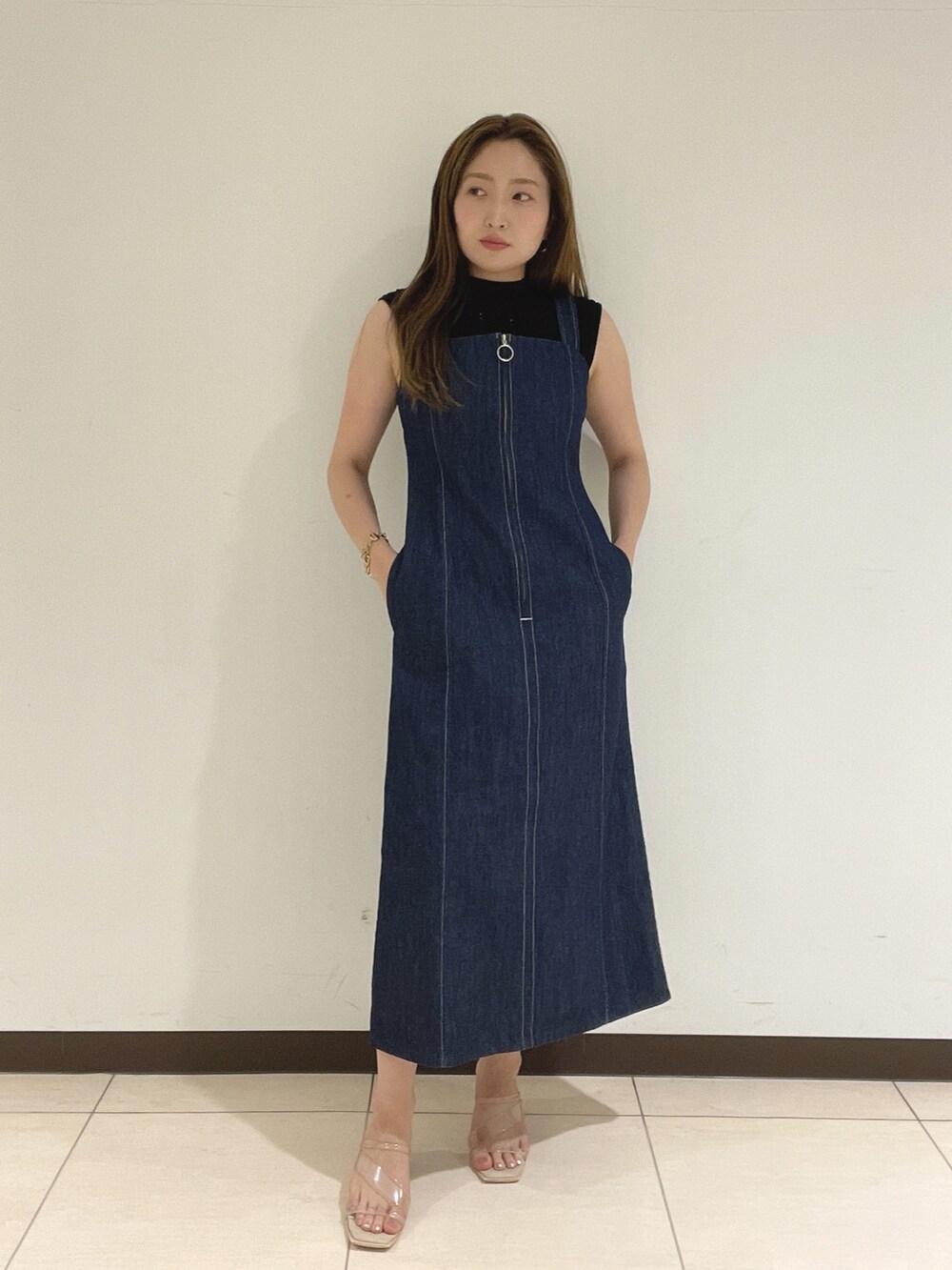 ブラック系のニット/セーター、ブルー系のワンピースを着用したレディースの夏コーディネートの3枚目の写真