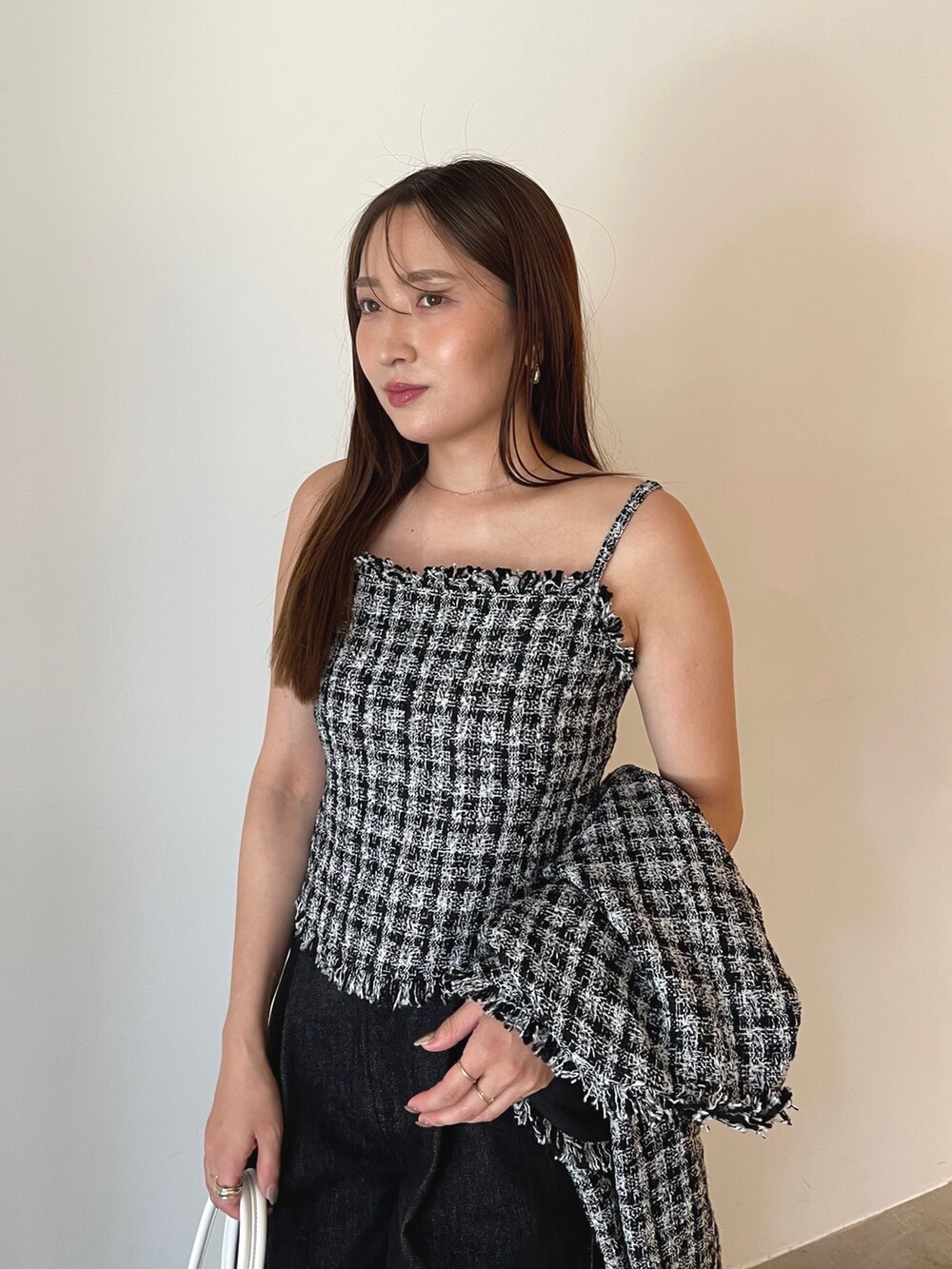 ブラック系のブーツ、ブラック系のテーラードジャケット、ブラック系のデニムパンツを着用したレディースの夏コーディネートの4枚目の写真