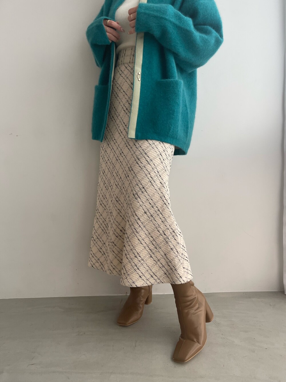 ベージュ系のブーツ、ブルー系のカーディガン/ボレロ、その他のスカートを着用したレディースの夏コーディネートの5枚目の写真