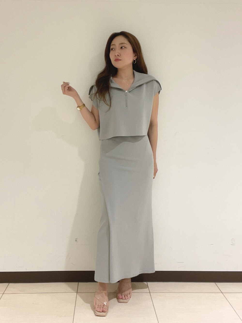 ブルー系のニット/セーター、ブルー系のスカートを着用したレディースの春コーディネートの6枚目の写真