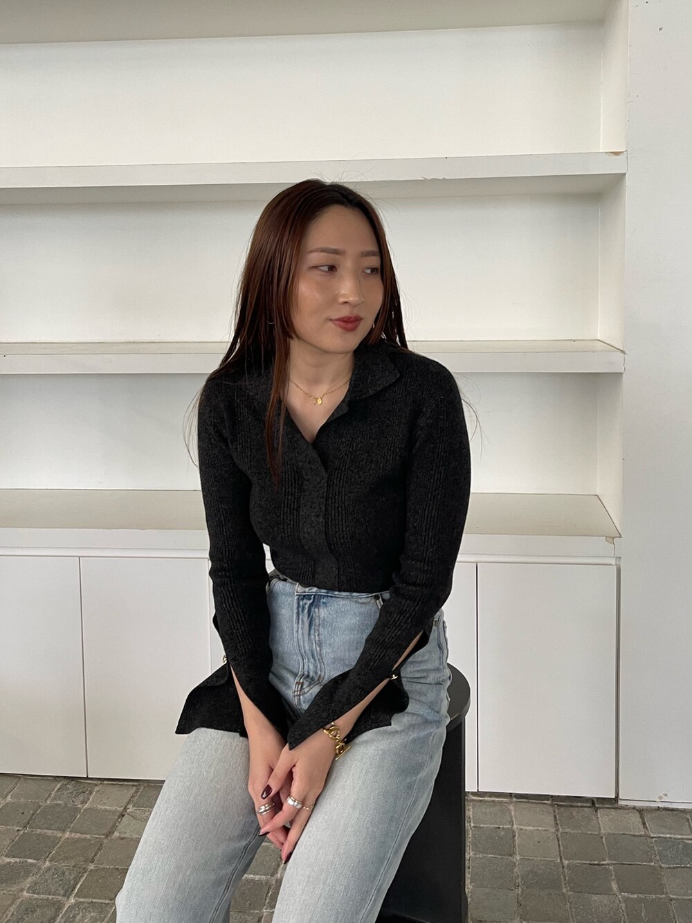 ブルー系のデニムパンツ、ブラック系のニット/セーターを着用したレディースの冬コーディネートの10枚目の写真