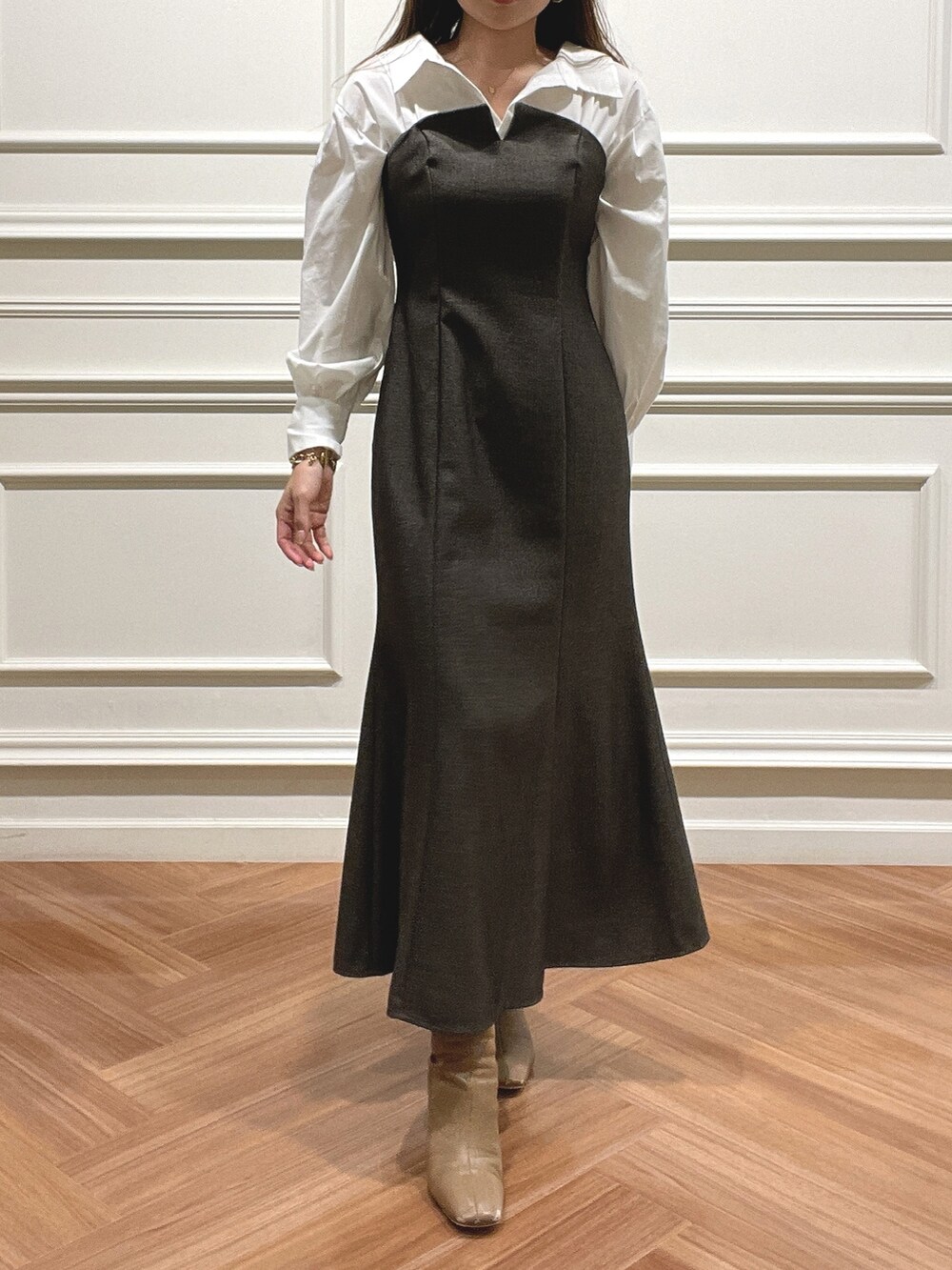 ブラウン系のワンピースを着用したレディースの秋コーディネートの3枚目の写真