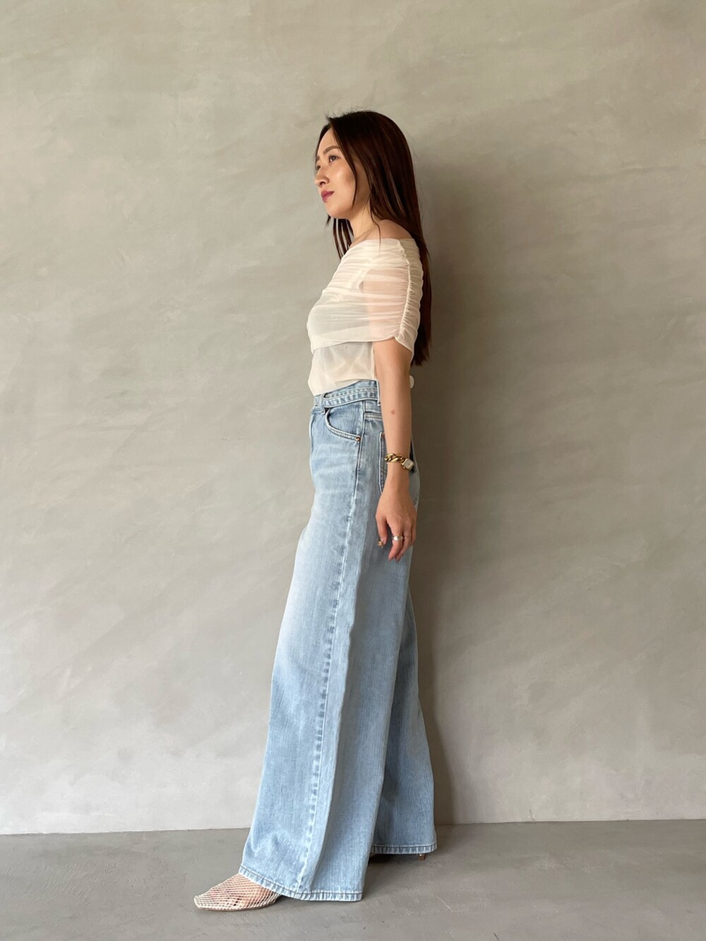 ブルー系のデニムパンツ、ホワイト系のTシャツ/カットソー、ホワイト系のサンダルを着用したレディースの夏コーディネートの8枚目の写真