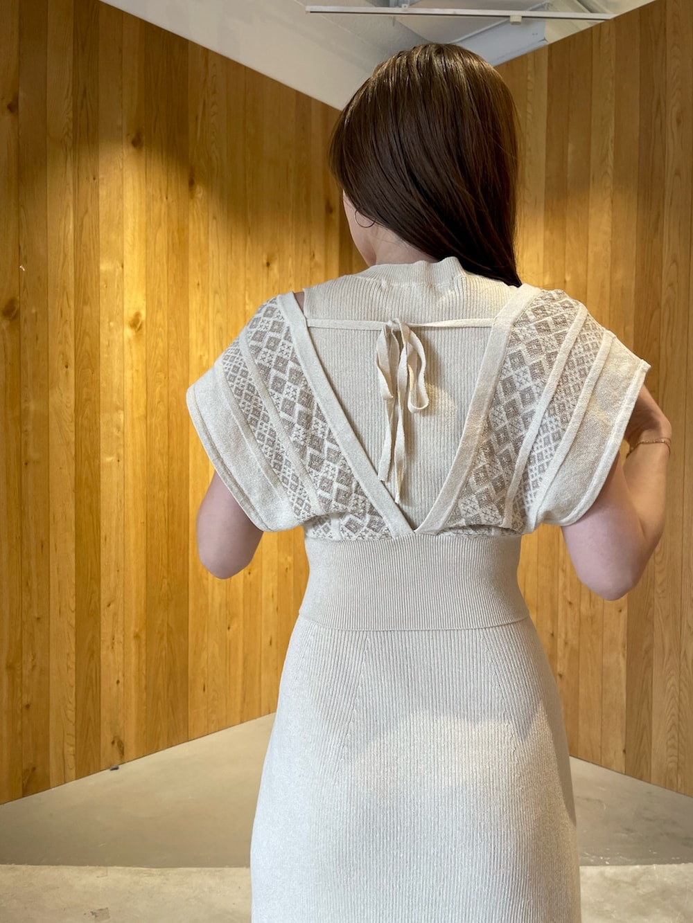 ベージュ系のサンダル、ベージュ系のワンピースを着用したレディースの春コーディネートの8枚目の写真