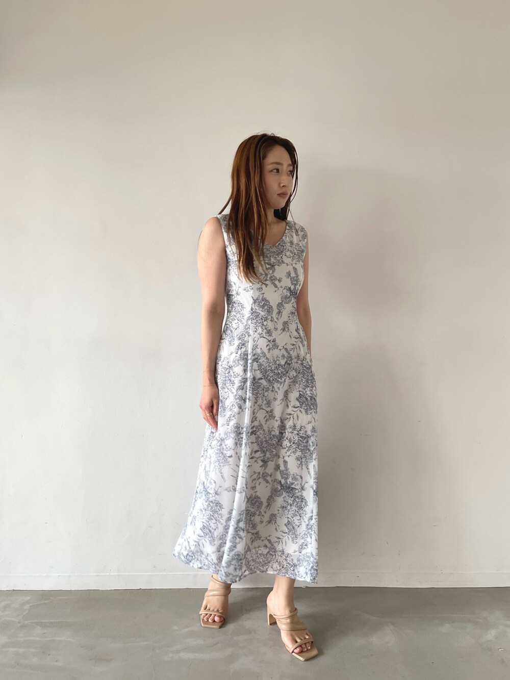 ブルー系のワンピース、ベージュ系のサンダルを着用したレディースの夏コーディネートの6枚目の写真