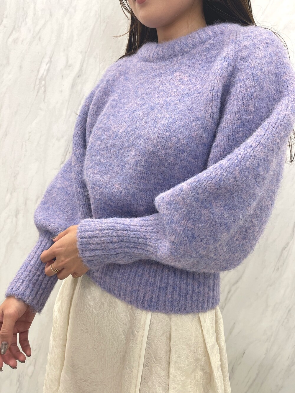 ホワイト系のスカート、ホワイト系のブーツ、パープル系のニット/セーターを着用したレディースの冬コーディネートの8枚目の写真