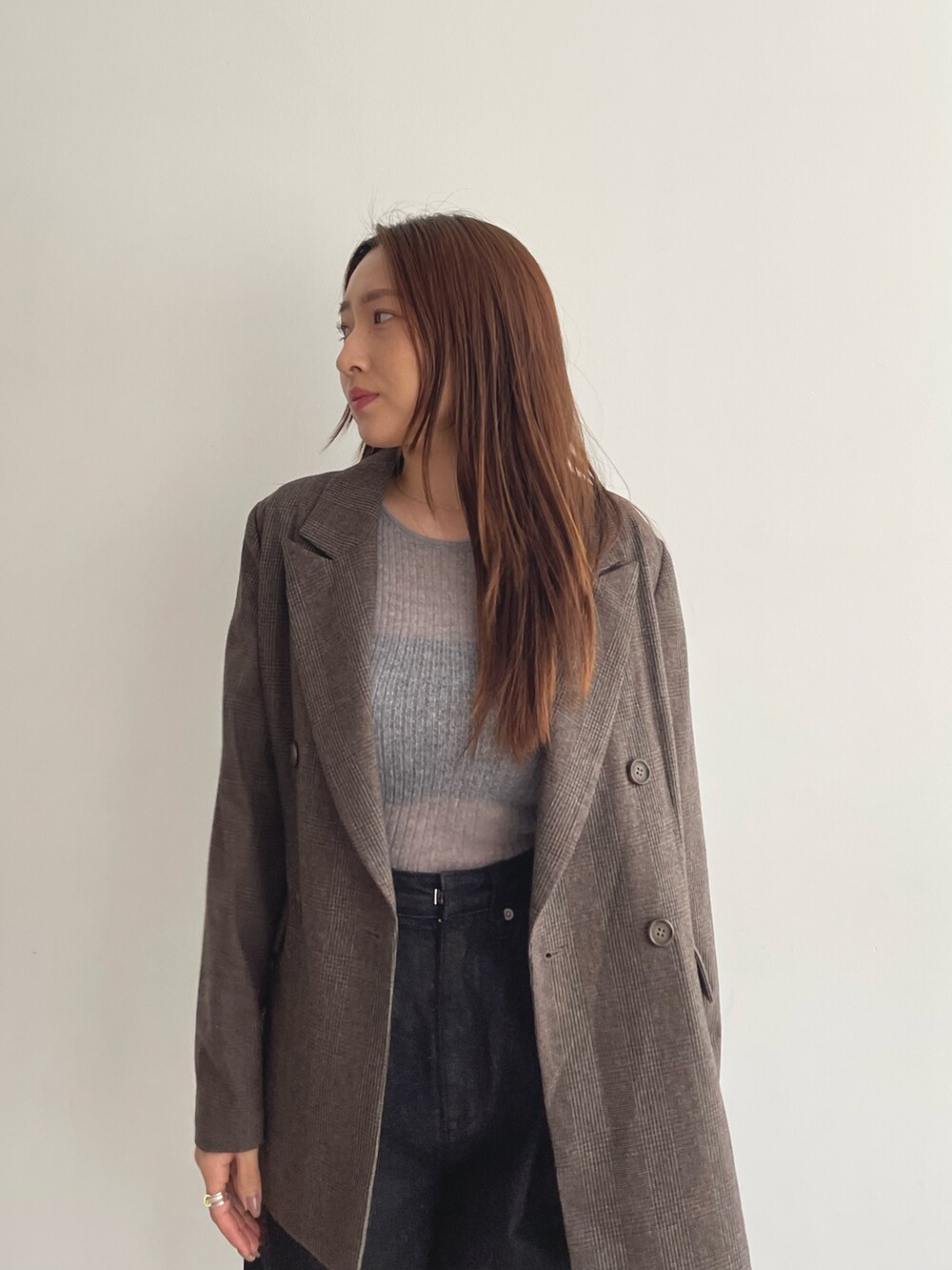 ブラック系のデニムパンツ、グレー系のニット/セーター、ブラウン系のテーラードジャケットを着用したレディースの夏コーディネートの9枚目の写真