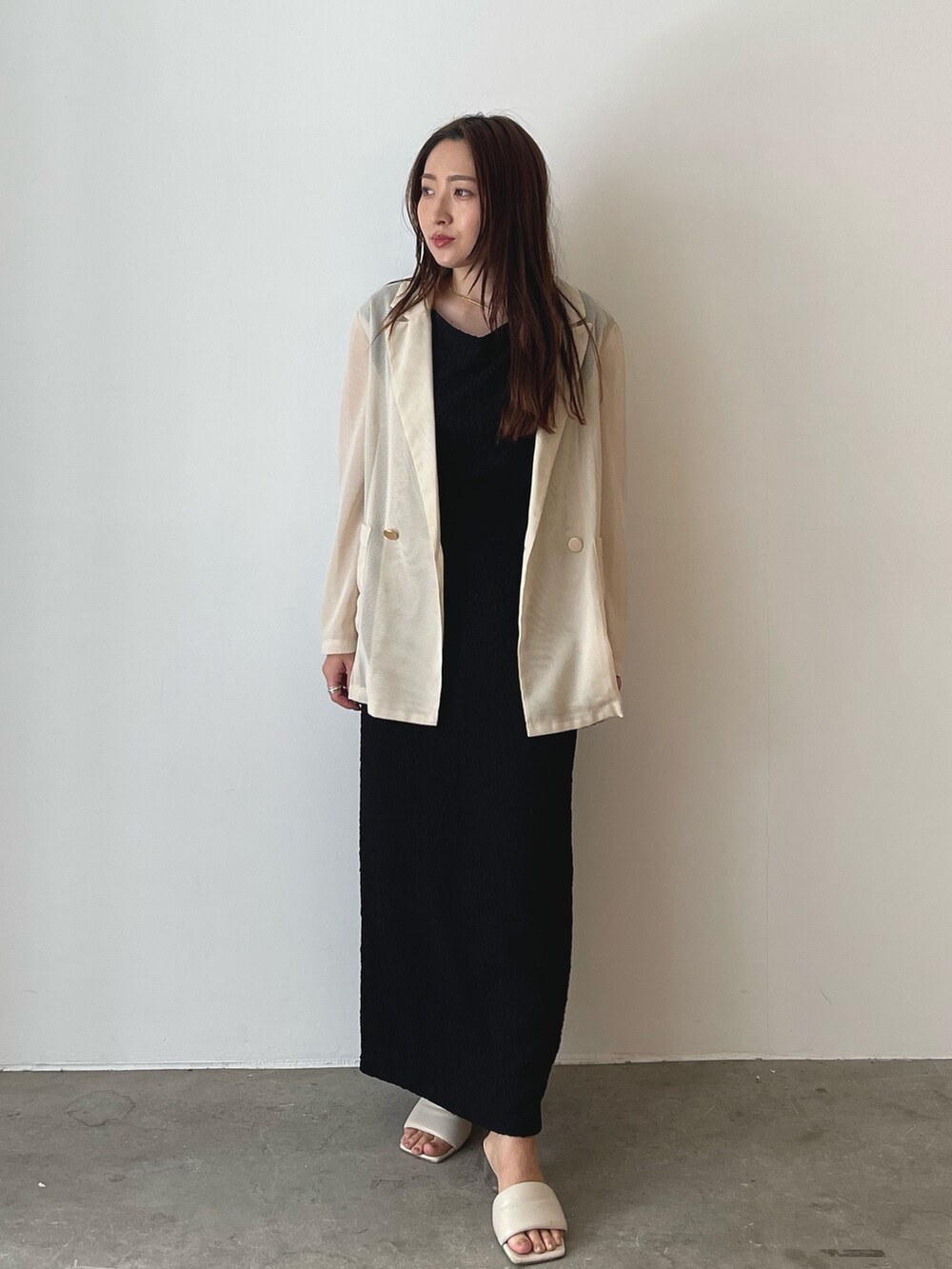 ホワイト系のサンダル、ブラック系のスカート、ブラック系のTシャツ/カットソーを着用したレディースの春コーディネートの6枚目の写真