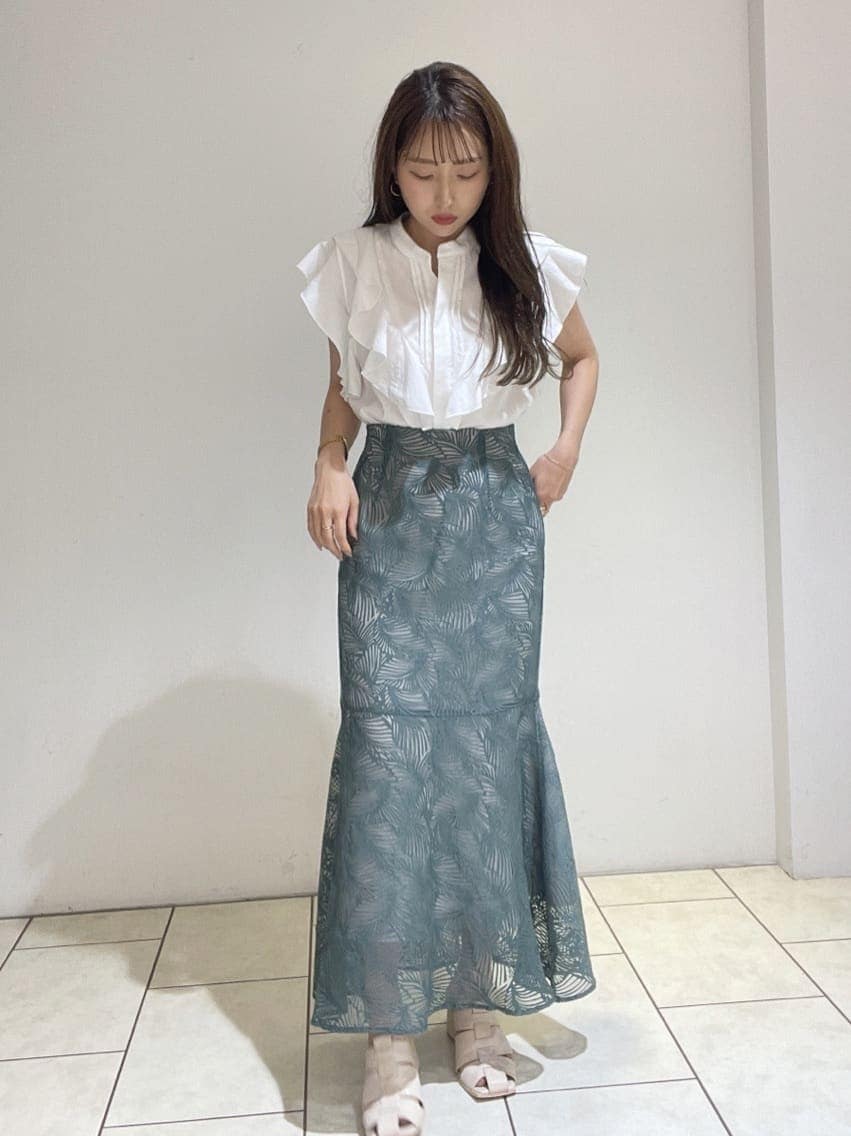 ホワイト系のサンダル、ブルー系のスカート、ホワイト系のシャツ/ブラウスを着用したレディースの夏コーディネートの2枚目の写真