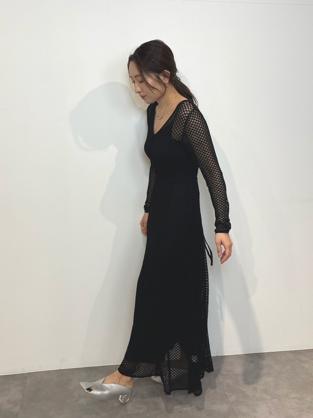 ブラック系のワンピース、シルバー系のパンプスを着用したレディースの春コーディネートの7枚目の写真