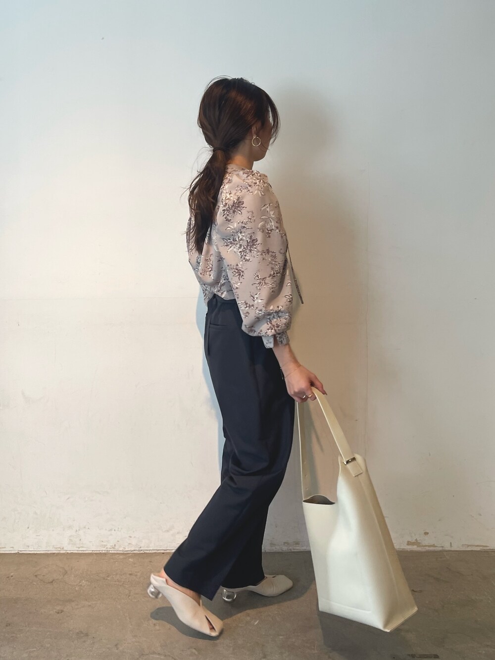 ホワイト系のショルダーバッグ、ホワイト系のパンプス、グレー系のシャツ/ブラウスを着用したレディースの冬コーディネートの4枚目の写真