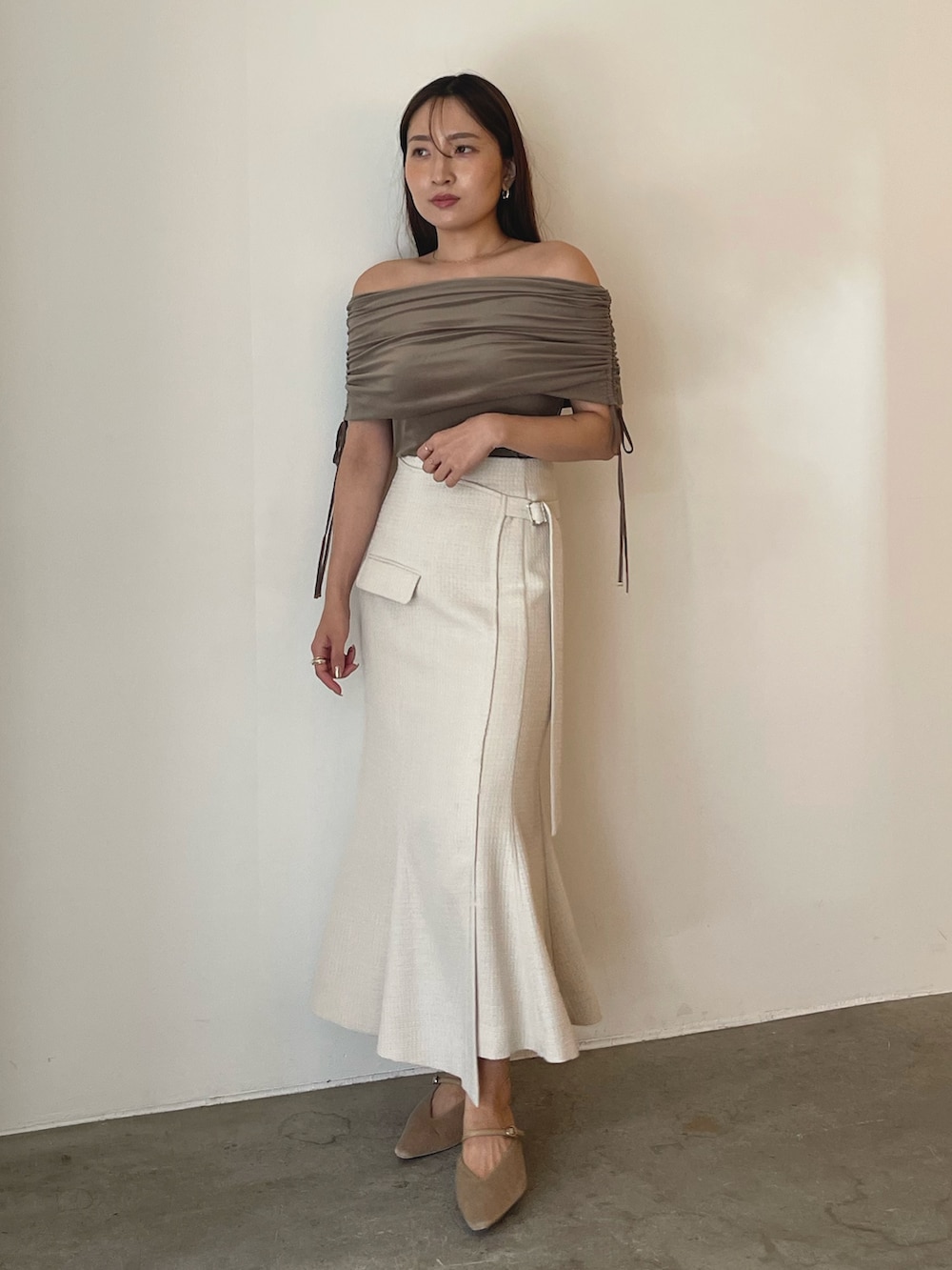 ベージュ系のパンプス、ブラウン系のTシャツ/カットソー、ホワイト系のスカートを着用したレディースの夏コーディネートの6枚目の写真