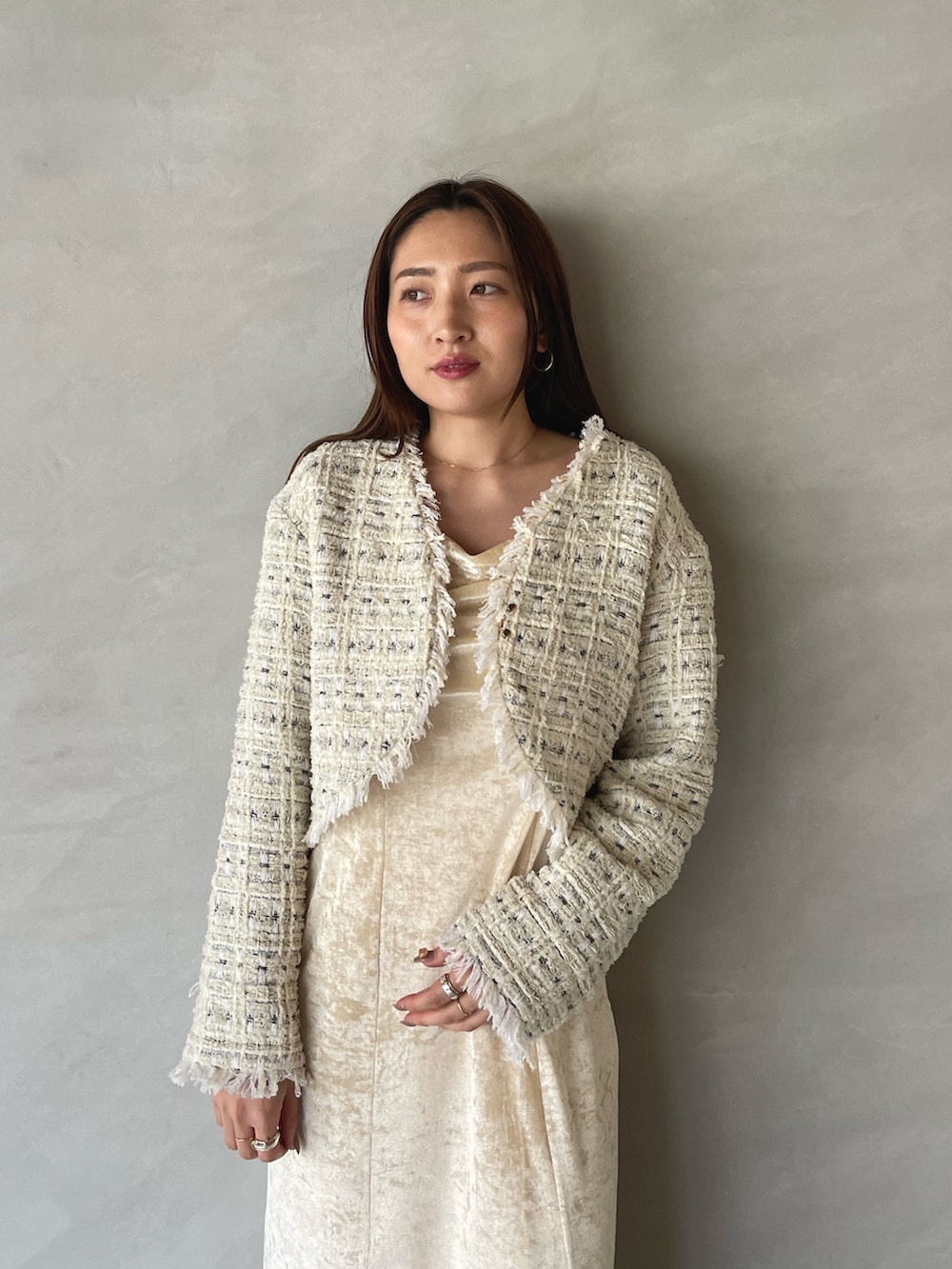 ベージュ系のワンピース、ホワイト系のテーラードジャケットを着用したレディースの夏コーディネートの6枚目の写真