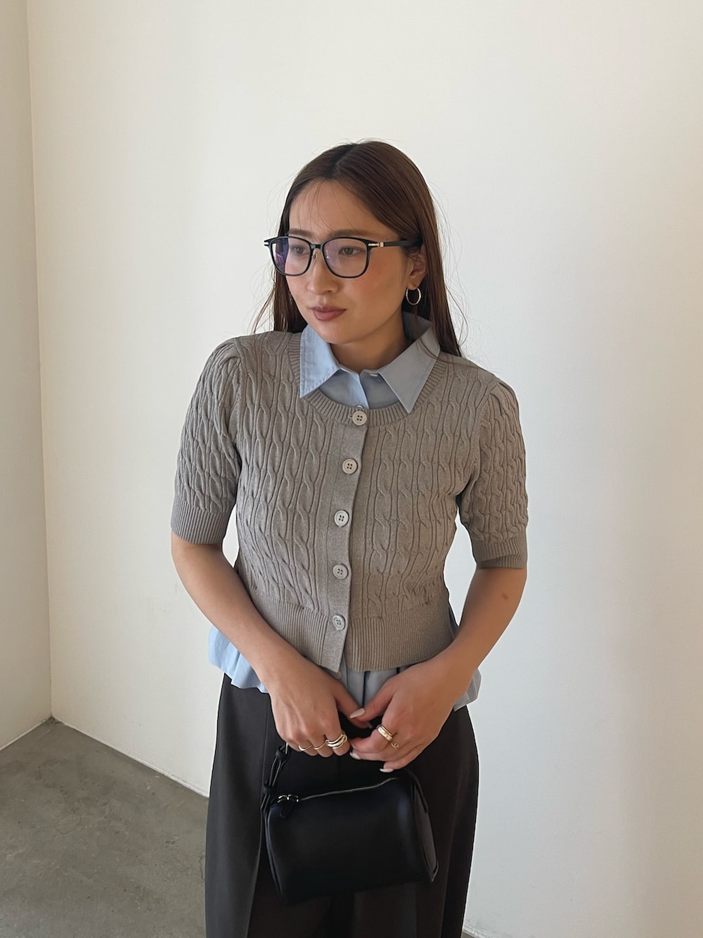 グレー系のその他パンツ、グレー系のニット/セーターを着用したレディースの冬コーディネートの7枚目の写真