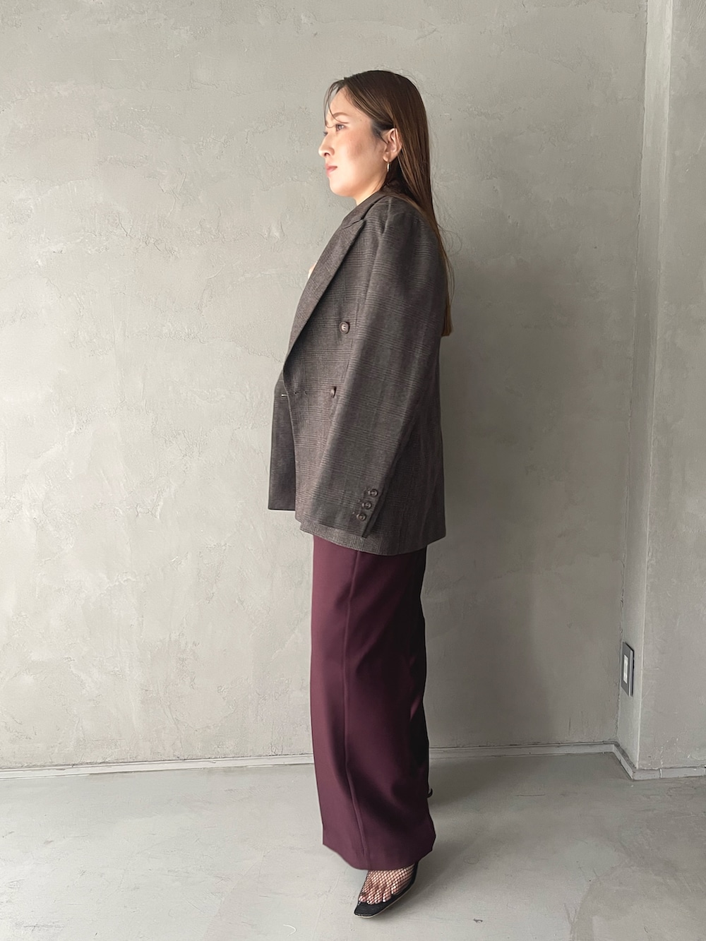 レッド系のその他パンツ、ブラウン系のテーラードジャケット、レッド系のTシャツ/カットソーを着用したレディースの夏コーディネートの5枚目の写真
