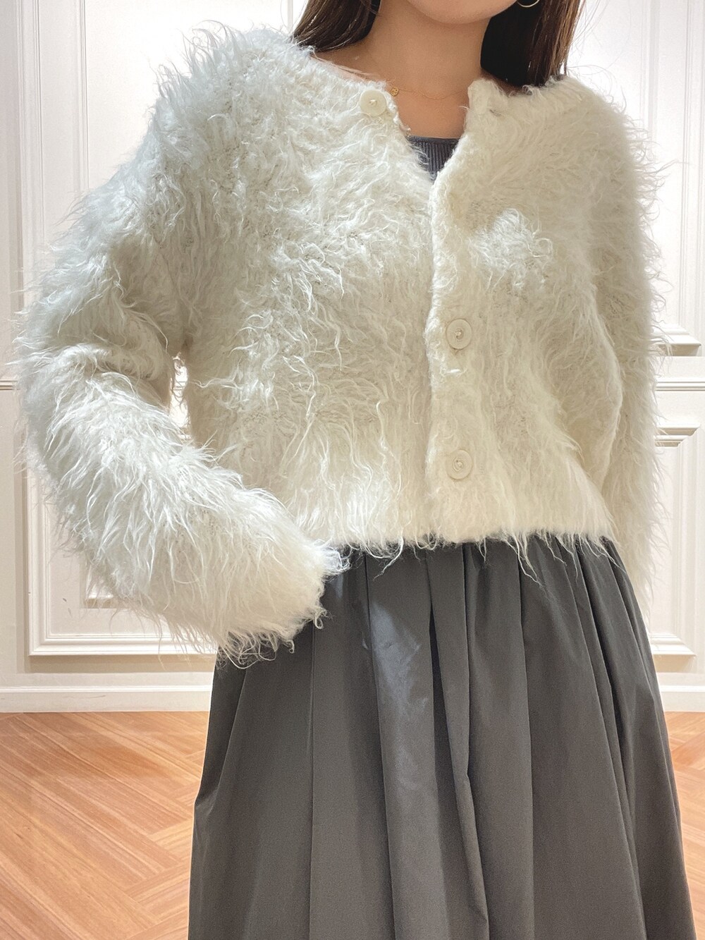 ベージュ系のブーツ、グレー系のワンピース、ホワイト系のカーディガン/ボレロを着用したレディースの秋コーディネートの8枚目の写真