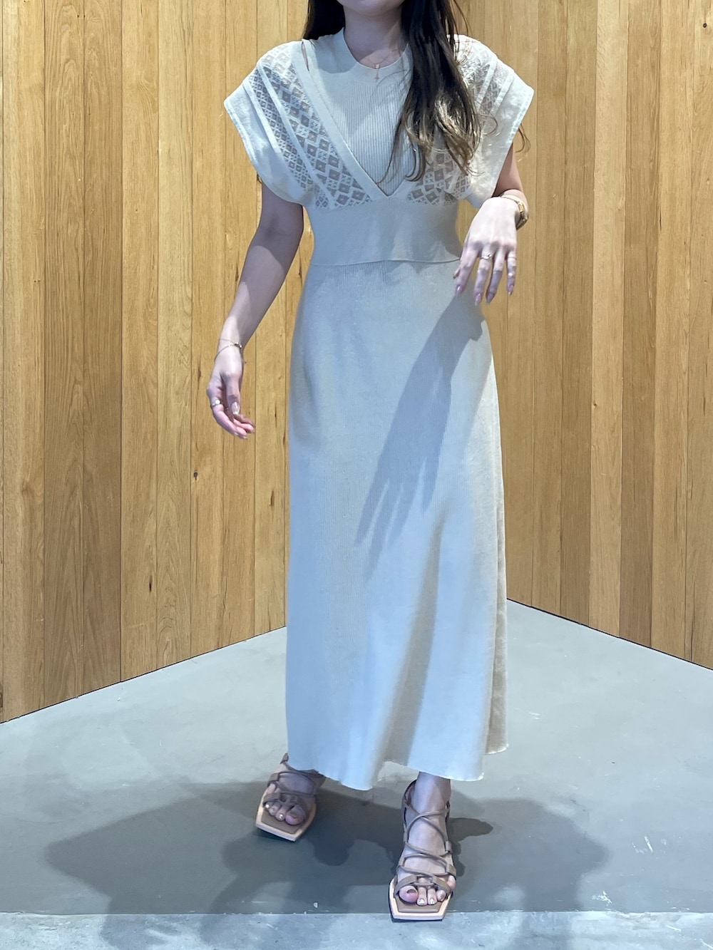 ベージュ系のサンダル、ベージュ系のワンピースを着用したレディースの春コーディネートの3枚目の写真