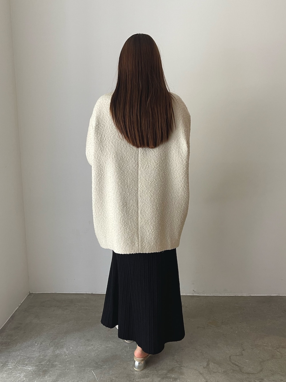 ブラック系のワンピース、ベージュ系のパンプス、ブラウン系のボストンバッグを着用したレディースの秋コーディネートの6枚目の写真