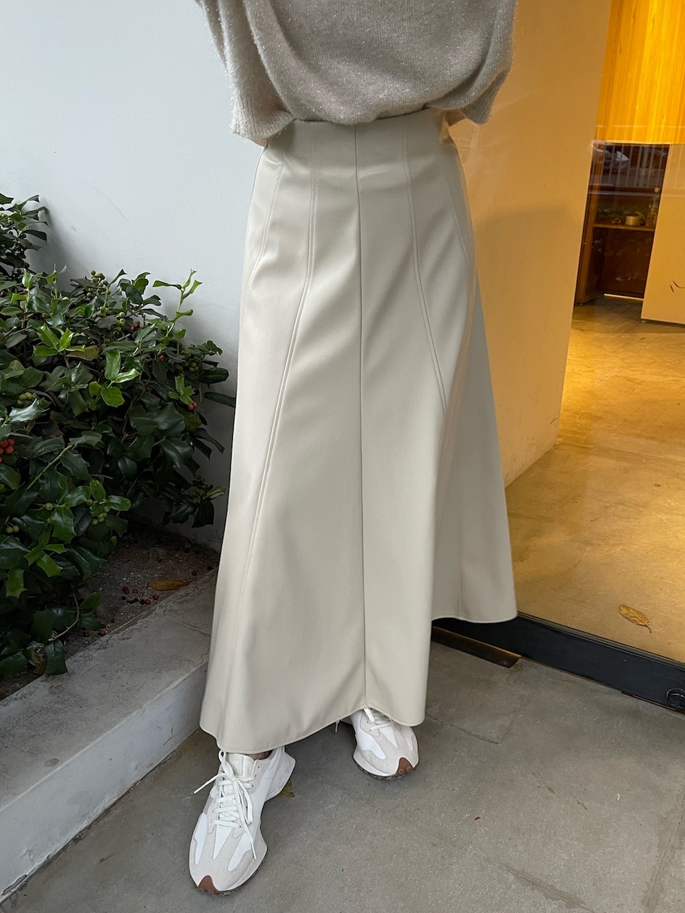 ホワイト系のカーディガン/ボレロ、ホワイト系のスカートを着用したレディースの秋コーディネートの6枚目の写真