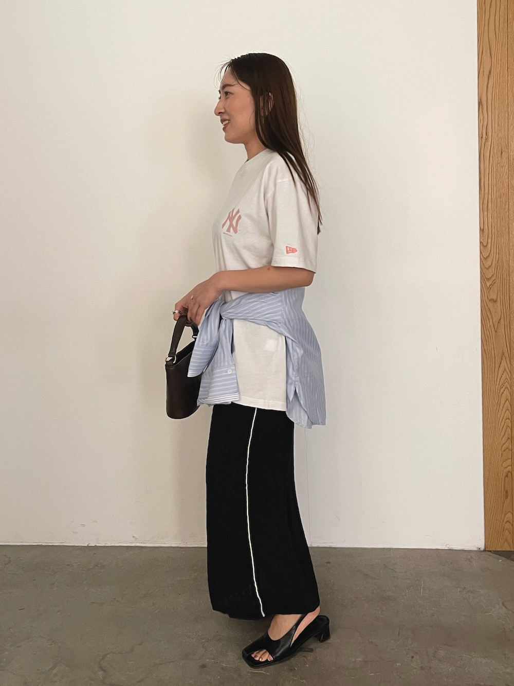 ホワイト系のTシャツ/カットソー、ブルー系のシャツ/ブラウス、ブラック系のサンダルを着用したレディースの冬コーディネートの3枚目の写真